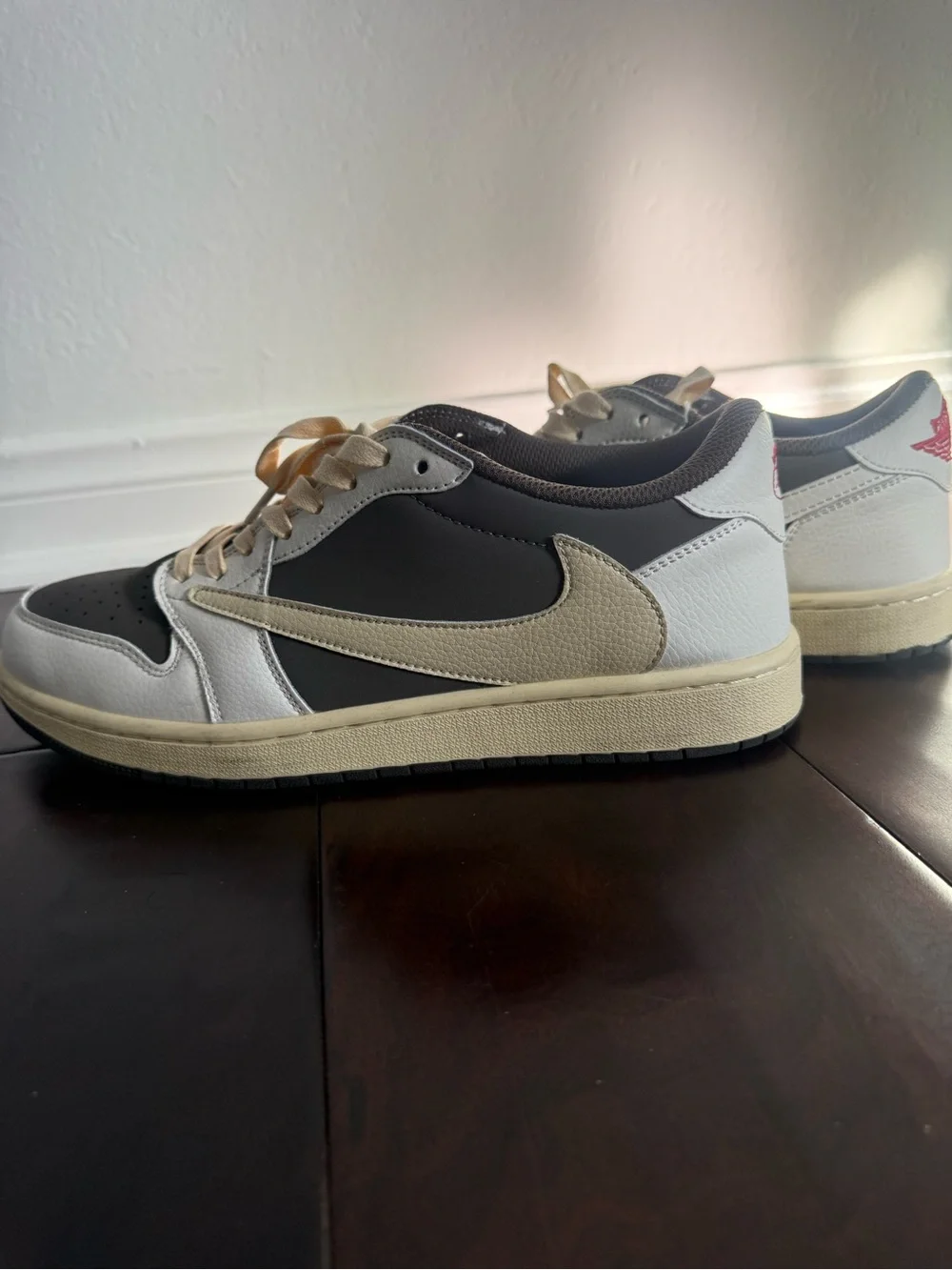 Jordan Low Travis Scott reverse mocha Gray/White/Cream with Red Heel Logo